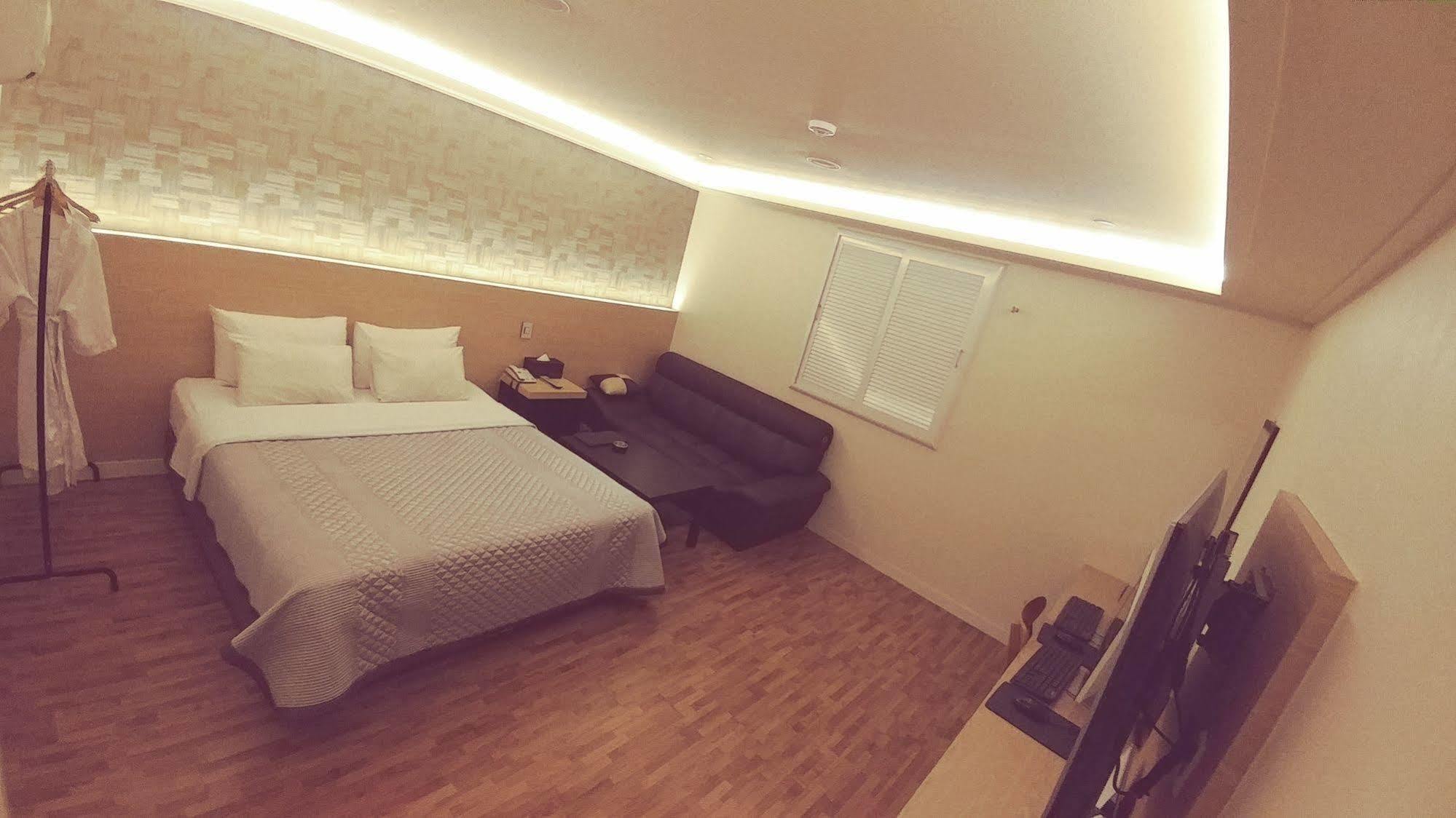 White Hotel Suwon Extérieur photo