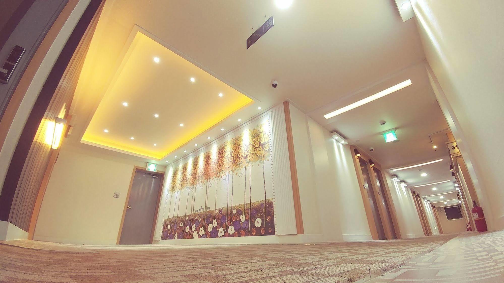 White Hotel Suwon Extérieur photo